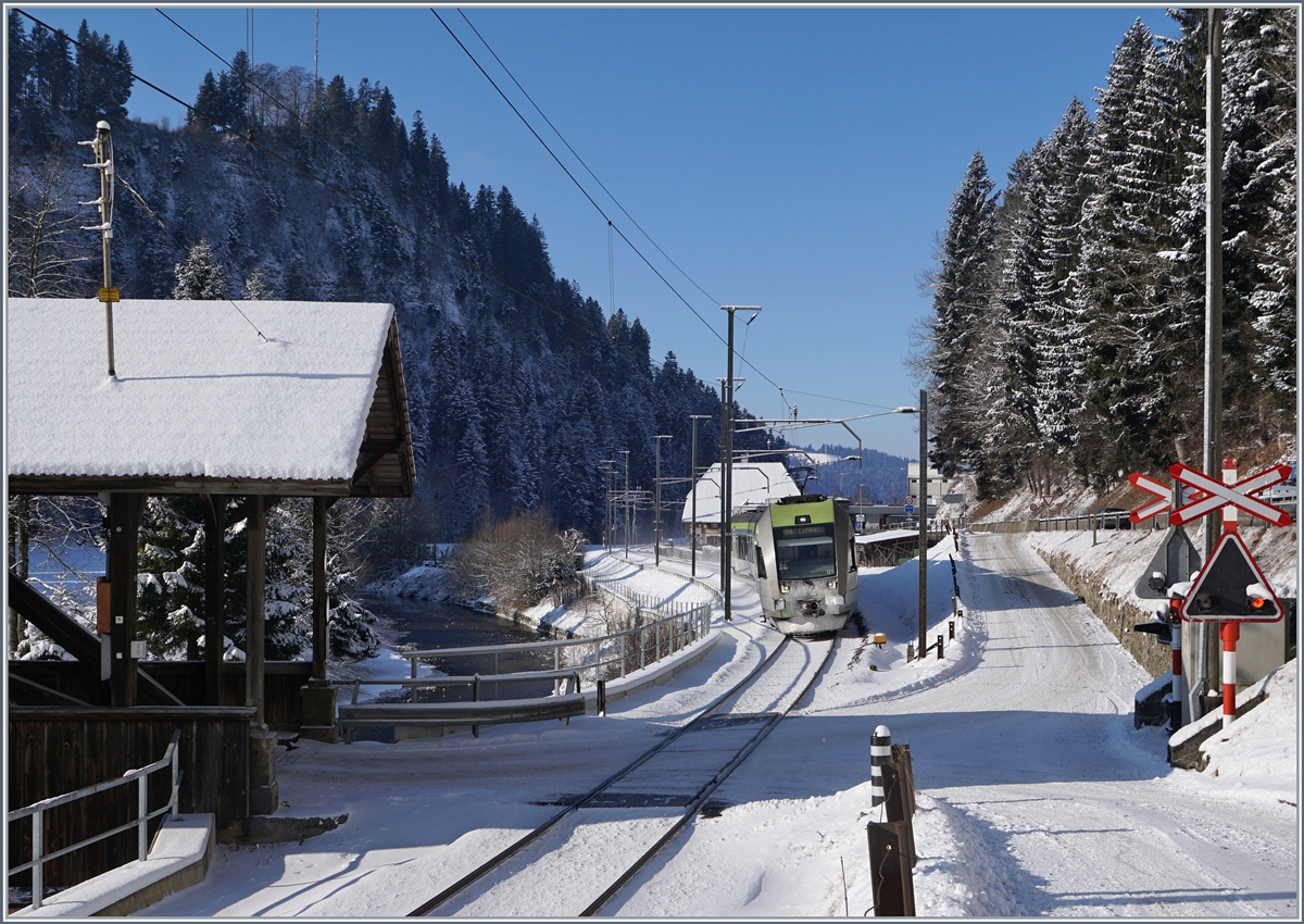 Ein BLS RABe 535 Lötschberger als RE Bern - Luzern kurz nach Trubschachen.
6. Jan. 2017