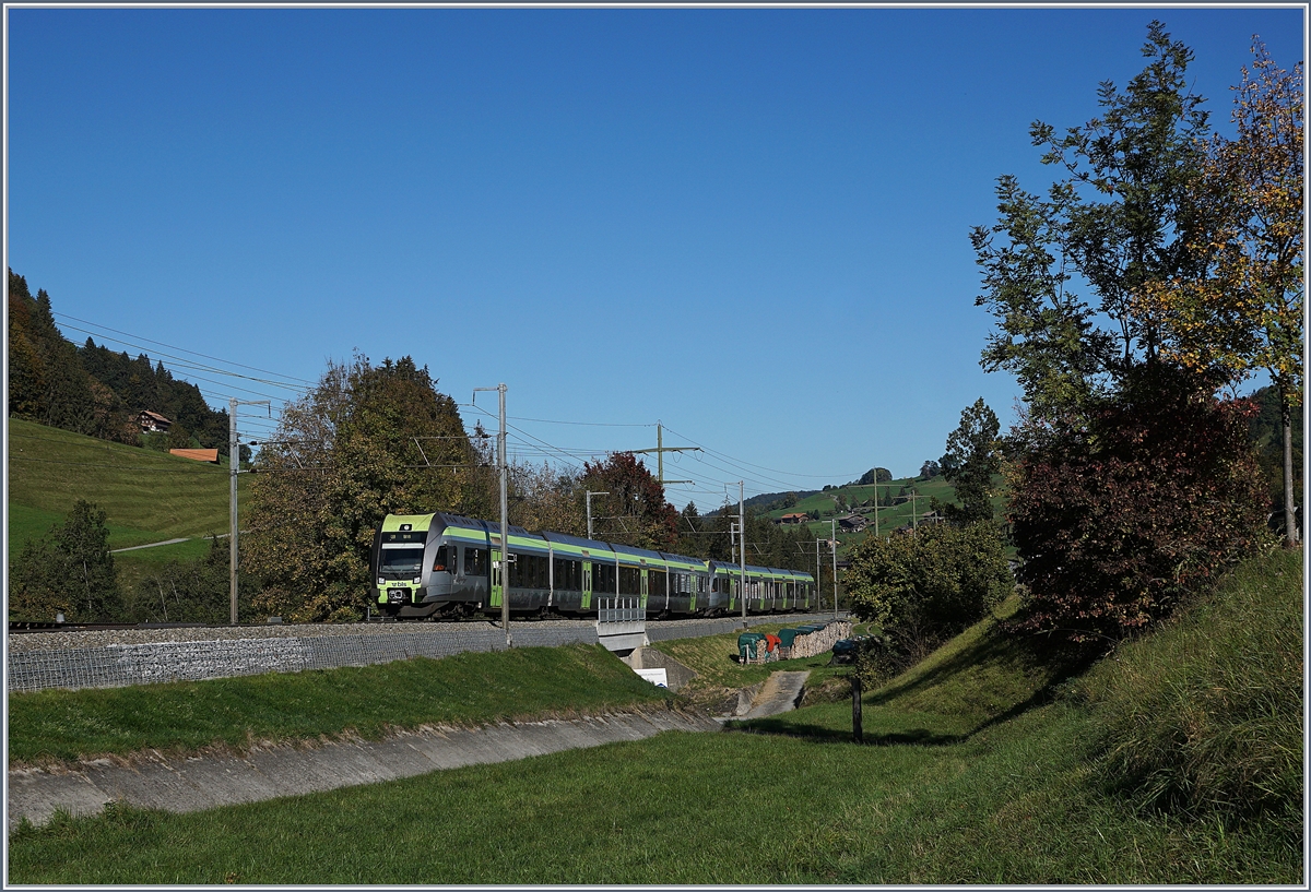 Ein BLS RABe 535  Lötschberger  nach Bern kurz nach Mülenen. 

10. Okt. 2018