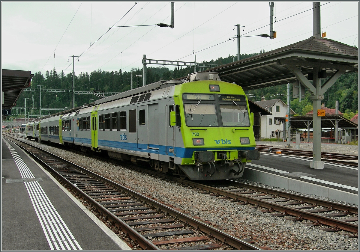 Ein BLS RBDe 565 wartet in Langnau auf die Abfahrt als S2 nach Schwarzenburg (via Bern). 
3. Juli 2007