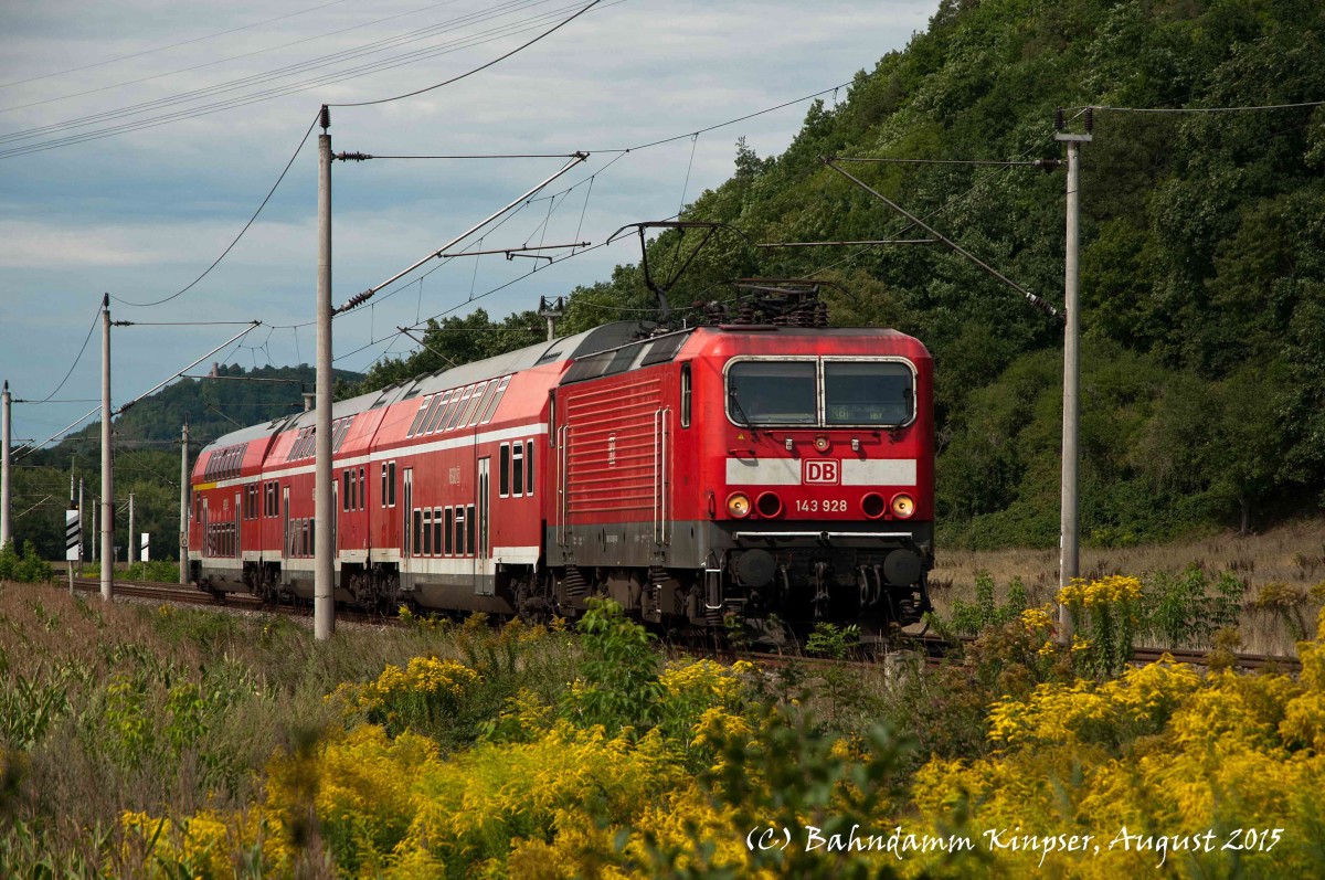 Ein Brennesel Feld hinterte mich daran ein Besseren Fotostandort zu wählen . Hier eine 143 mit RE auf den Weg nach Saalfeld von Jena kommend. August 2015
Gruß Hartmut