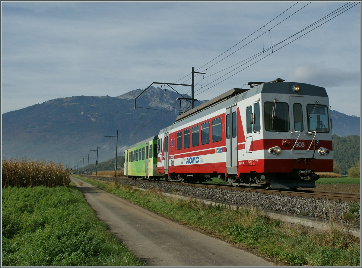 Ein bunter AOMC Regionalzug kurz vor Villy.
25. Okt. 2013