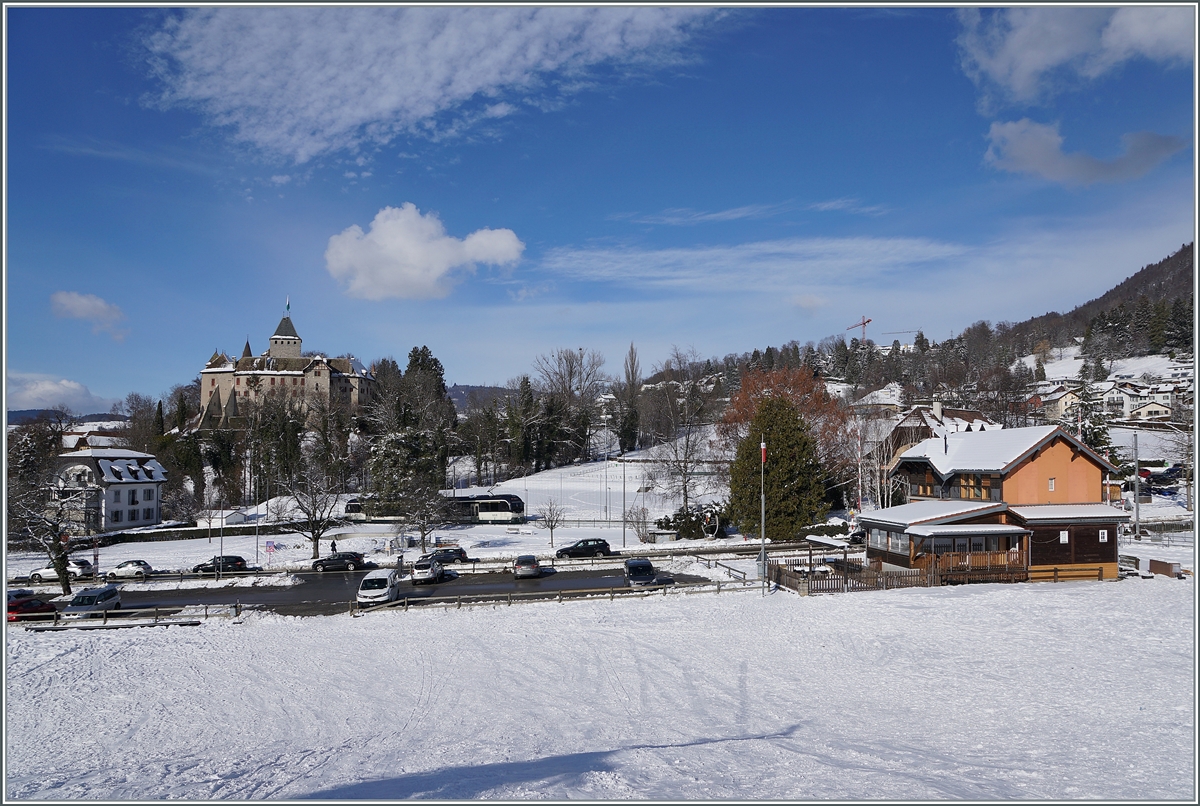 Ein CEV MVR ABeh 2/6 ist bei der Haltestelle Blonay Château auf der Fahrt nach Vevey. Im Hintergrund ist das namensgeben Schloss zu sehen.

26. Januar 2021