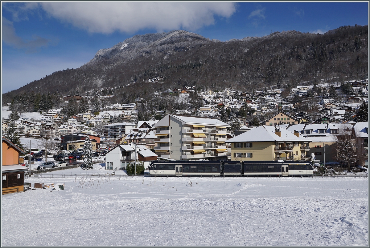 Ein CEV MVR ABeh 2/6 ist zwischen den Bahnhof von Blonay und der Haltestelle Blonay Château auf der Fahrt nach Vevey. Im Hintergrund der Les Pléiades. 

26. Januar 2021