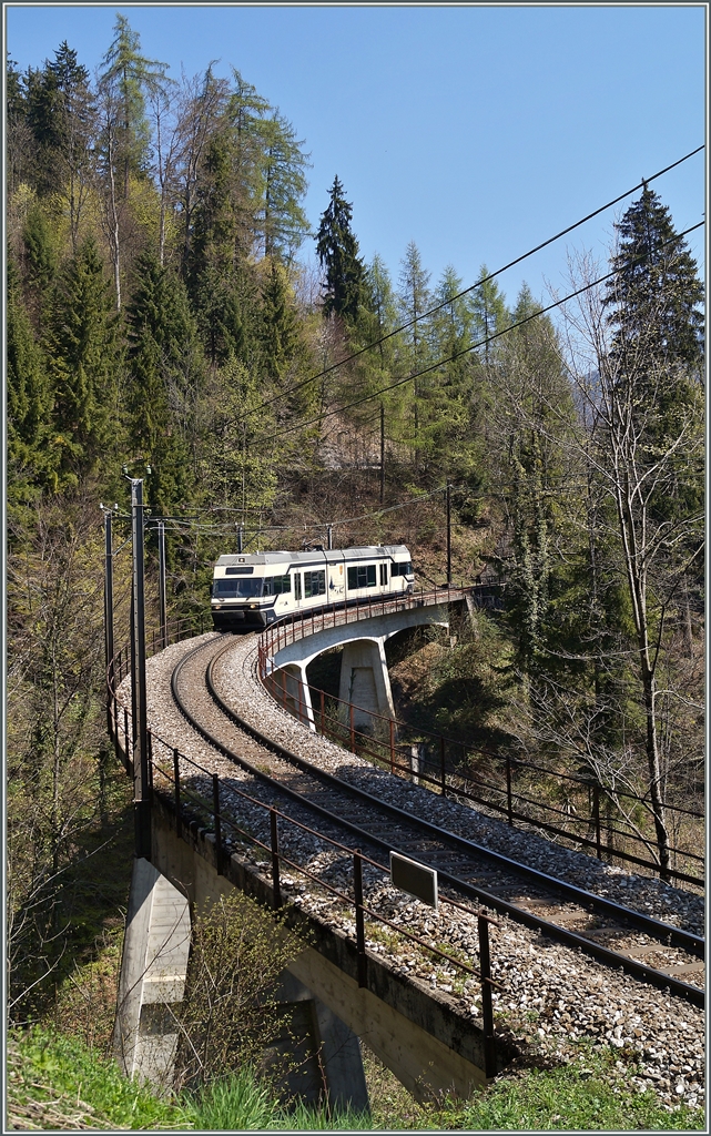 Ein CEV MVR GTW Be 2/6 bei Les Avants.
16.04.2014