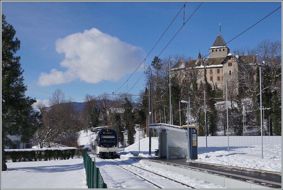 Ein CEV MVR SURF ABeh 2/6 erreicht die Haltestelle Château de Blonay mit dem namensgeben Schloss im Hintergrund. 

26. Jan. 2021