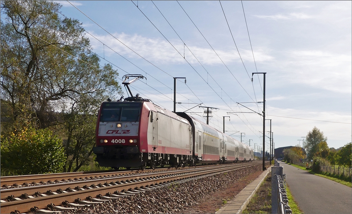 Ein CFL Wendezug braust am 26.10.2019 durch das Tal der Alzette zwischen Lintgen und Mersch. (Jeanny)