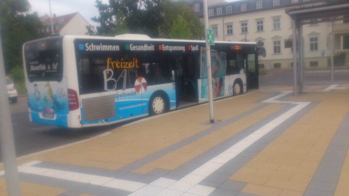 .....ein Citaro HGW NV 28 der Greifswalder Stadtwerke mit seiner Werbung fr das Freizeitbad in Greifwald....aber ein paar Citaro sind noch im Fuhrpark vorhanden was ich eigentlich schade ist finde ich das man sich fr MAN entschieden hat statt Mercedes weiter zufahren  