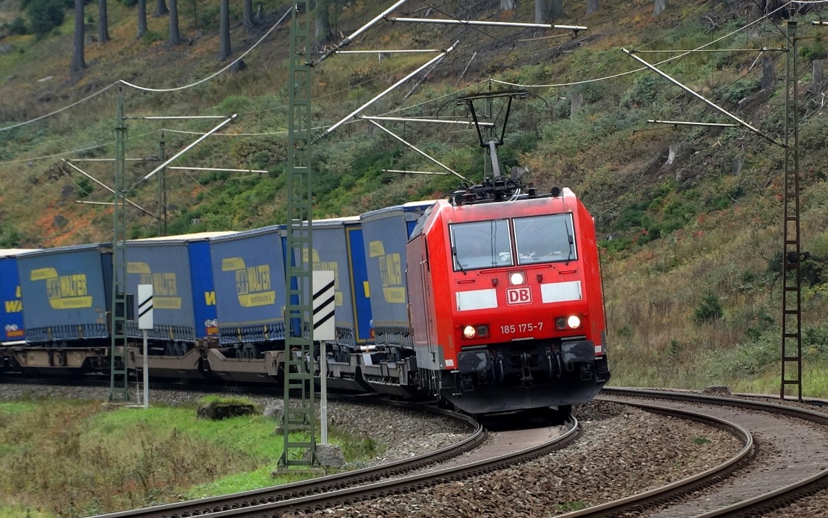 Ein Container-Güterzug wird von einer 185 durch den Frankenwald gezogen.
Aufgenommen bei Förtschendorf im Oktober 2015.