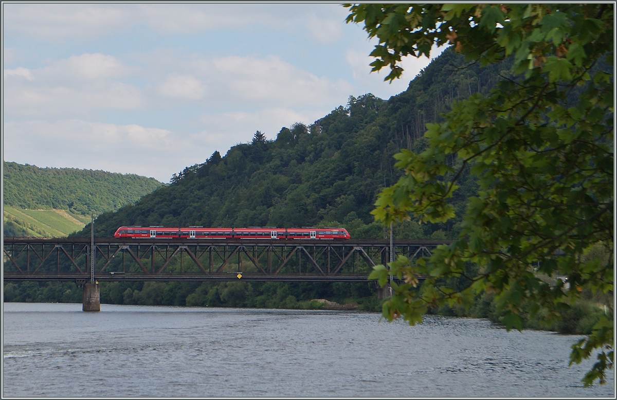 Ein DB ET 442 auf der Mosel-Brücke bei Bullay.

21. Juni 2014