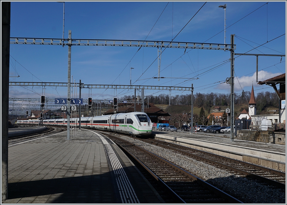 Ein DB ICE 4 erreicht als ICE 275 von Berlin Ostbahnhof nach Interlaken Ost den Bahnhof von Spiez. 

17. Februar 2021