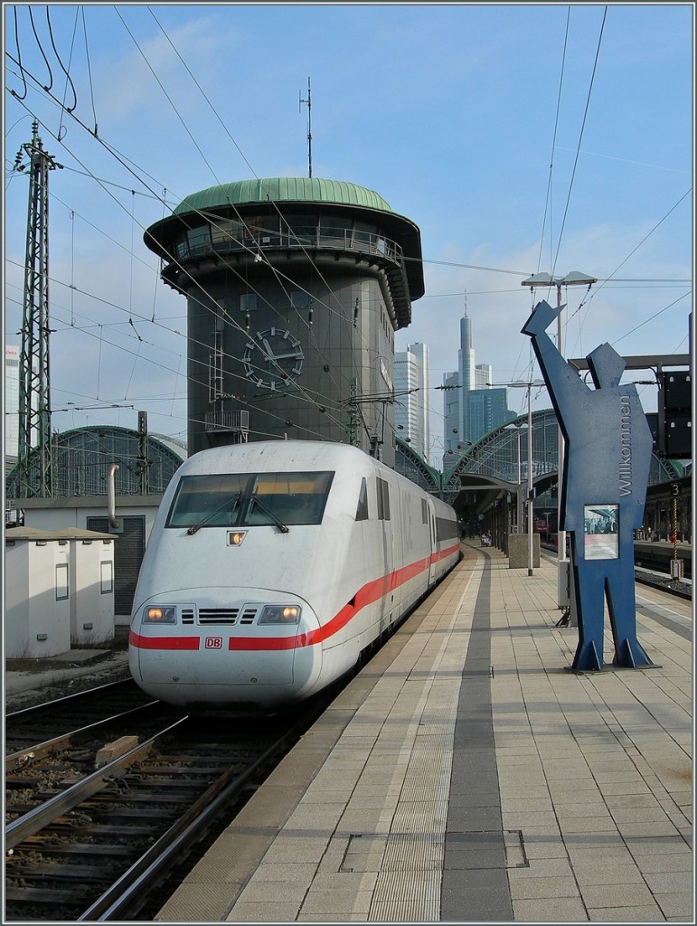 Ein DB ICE 401 vor dem mächtigen Stellwerk in Frankfurt Main Hbf.
23.02.2008