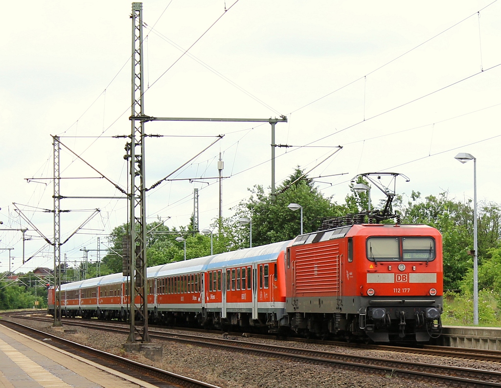 Ein defekter Steuerwagen sorgte mal wieder dafür das der SH-Express nach Hamburg im Sandwich gefahren wurde 112 146 und 112 177 waren dafür zuständig. Schleswig 25.06.2013