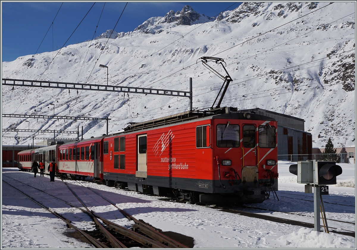 Ein Deh 4/4 wartet in Andermatt mit seinem Regionalzug nach Visp auf Gleis 4 auf die Verstärkungswagen, die noch auf Gleis 3 stehen (und links im Bild zu erkennen sind).
11. Feb. 2016