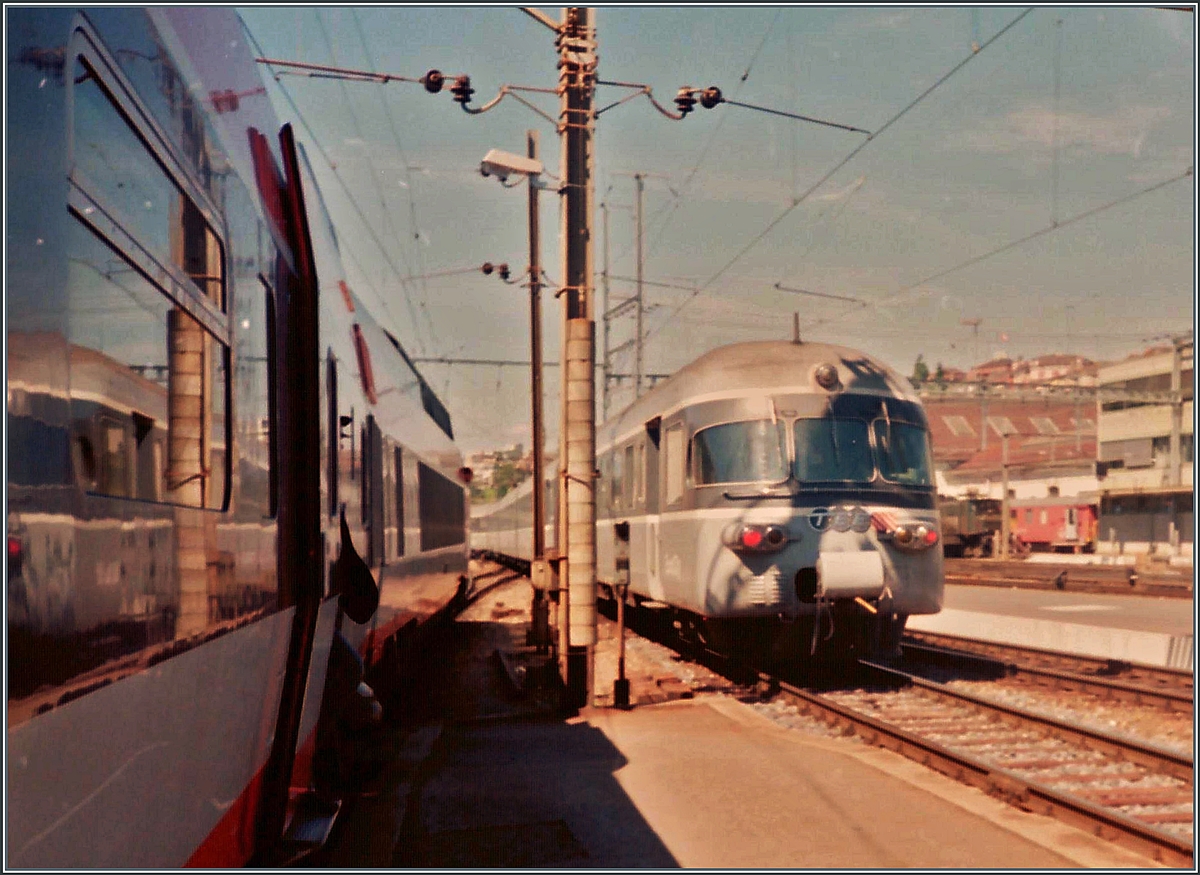 Ein deklassierter RAe II verlsst Lausanne, (hier nicht zu sehen aber infolge einer  Fahrzeugstrung gezogen von einer Re 6/6). Die  Grauen Muse  waren also nicht nur im TGV Anschlussverkehr nach Frasne, sondern auch als EC Milano - Lausanne (Anschluss TGV nach Pars) Genve im Einsatz. 

Lausanne, den Sept. 1990
 