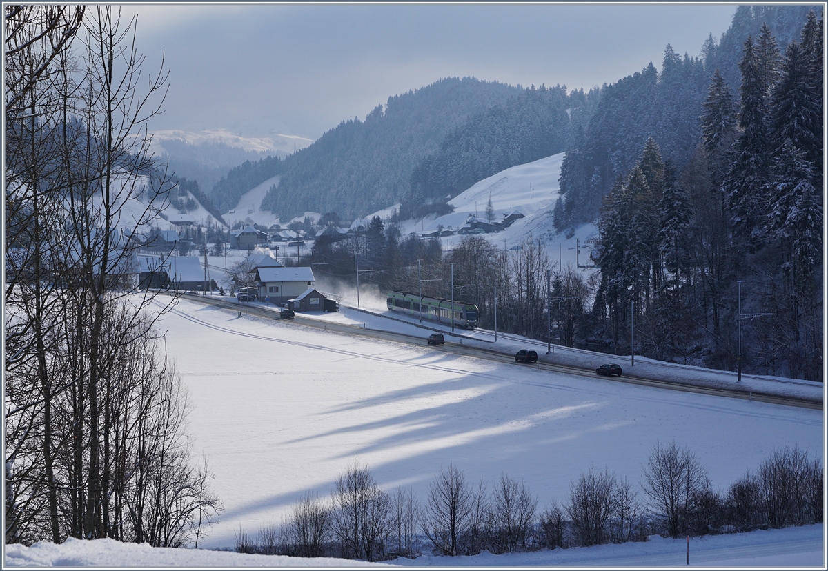 Ein Der BLS RABe 535 105 (Lötschberger) erreicht als S6 22736 von Luzern nach Langnau unterwegs, erreicht bei Dürrenbach in Küzre das Emmental. Der Dürrbach an den Bäumen unten im Bild zu erkennen und die Ilfis bilden die Grenze zwischen dem Emmental und dem Entlebuch und somit zwischen den Kantonen Bern und Luzern.
6. Jan. 2016