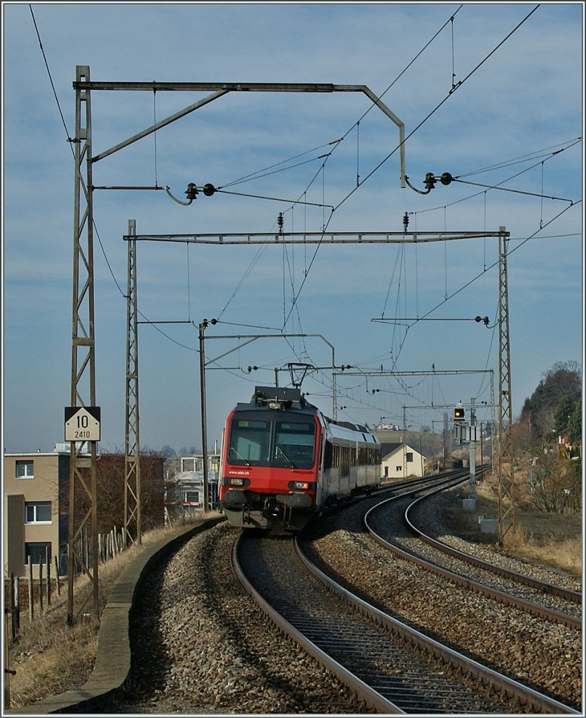 Ein Domino unter alten Fahrleitungsmasten in Neyruz.
12. März 2012