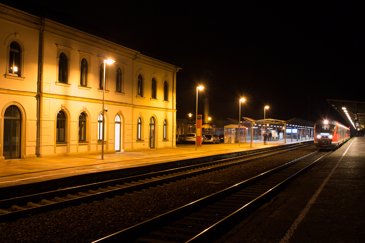 Ein Doppelgespann der BR 642, geführt von 642 035-0, wartete am Abend des 07.12.14 in Bischofswerda auf seine Ausfahrt nach Dresden Hbf. Um einem Güterzug und einem Dampf-Sonderzug die Durchfahrt zu gewährleisten, hielt er auf Gleis 2.