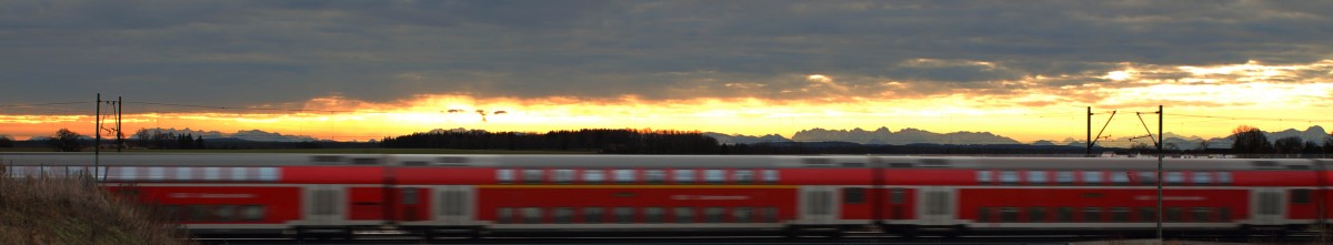 Ein Doppelstockzug von Mühldorf nach München überquerte am 23.12.13 eine Straßenbrücke am Rande Markt Schwabens. Im Hintergrund sind die Alpen zu erkennen. Hier eine andere Version.