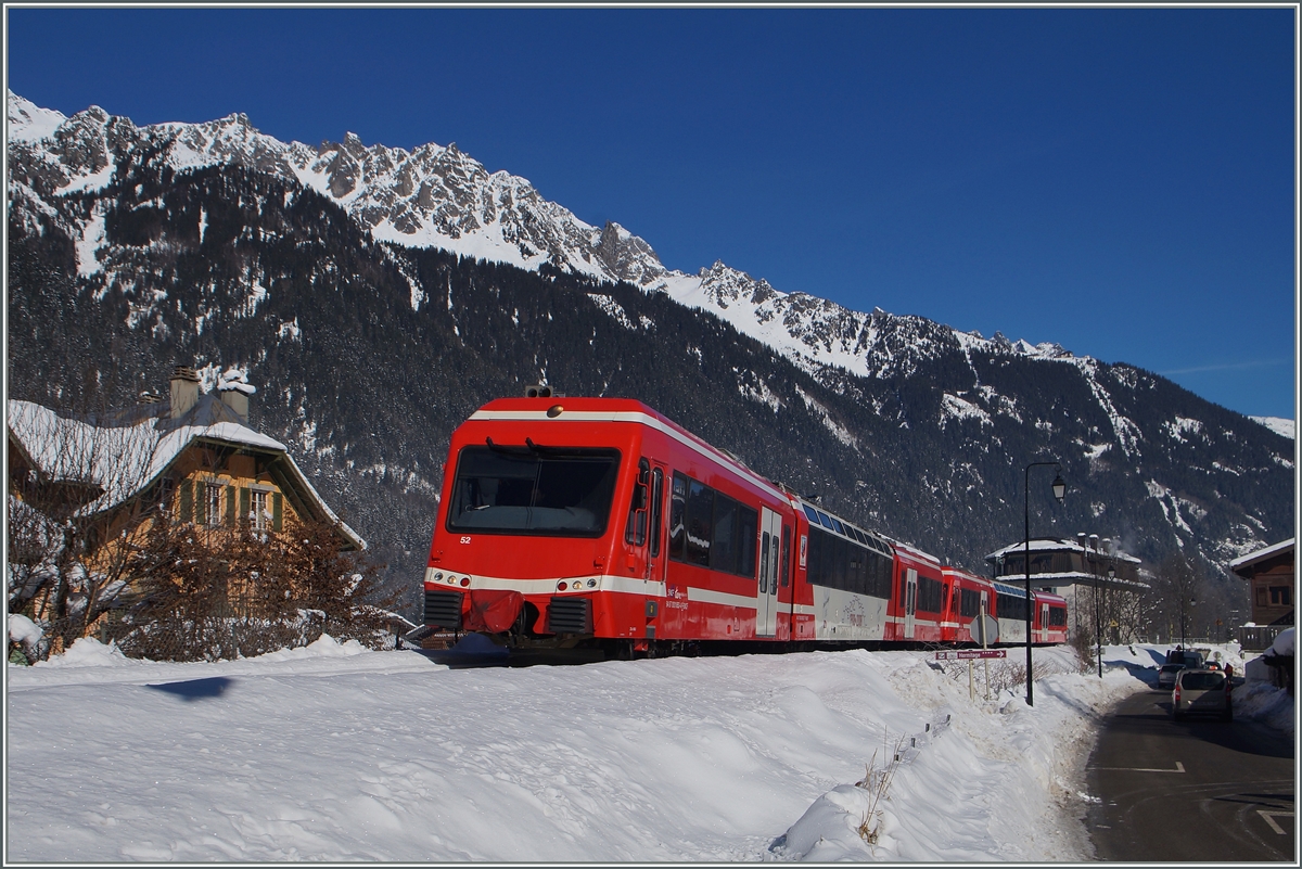 Ein doppelter Triebwagenzug erreicht von Vallorcine kommend Chamonix. 
10. Feb. 2015