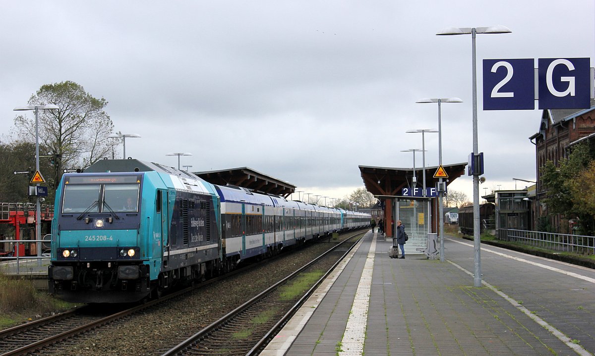 Ein echter  Zwölfender  NAH.SH/DB 245 208 und in der Mitte die 245 213 mit dem RE 6 nach Westerland. Niebüll Bhf 04.11.2019