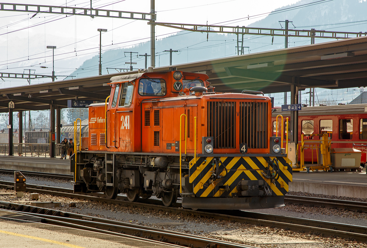 Ein Einzelstck....
Die RhB Gm 4/4 - 241 am 20.02.2017 beim Manver im Bahnhof Landquart.

Ende der 1950er Jahre entstanden bei MaK Plne fr ein weiteres Typenprogramm. Vorgesehen waren drei- und vierachsige Loks mit Leistungen von 400 und 500 PS. Eingebaut wurden jeweils zwei nebeneinander angeordnete wassergekhlte MWM-Motoren, die ihre Leistung an ein gemeinsames hydraulisches Getriebe abgaben. Das Getriebe wurde von MaK hergestellt, die Wandler von Twin Disc. Neben der Drehmomentwandlung kam den Wandlern die Aufgabe zu, die beiden Motoren voneinander zu entkoppeln, um eine gegenseitige Beeinflussung zu vermeiden. Eine Besonderheit der Lokomotiven war, dass in den Wandlern kein l, sondern herkmmlicher Dieselkraftstoff als bertragungsflssigkeit verwendet wurde.

Die Gm 4/4 ist eine vierachsige dieselhydraulische Rangierlokomotive der Rhtischen Bahn (RhB), die 1959 von der Maschinenbau Kiel (MaK) unter der Fabriknummer 400029 gebaut wurde. Ausgeliefert wurde sie in 860 mm Spurweite an die Alsen’sche Portland-Cement-Fabriken KG in Itzehoe als Nr. 8. Im Jahr 1964 kam sie zur Auricher Kreisbahn als D 08, dafr wurde sie von Schma auf Meterspur umgespurt. Nach einem Kupplungsschaden wurde sie 1969 abgestellt. 1971 kam sie zur Brohltalbahn, wo sie mit der Bezeichnung D 4 bis 1986 im Einsatz war. 

1989 gelangte sie dann ber einen Fahrzeughndler zur Rhtischen Bahn, wo sie eigentlich fr Abraumzge im Rahmen des Vereina-Tunnels vorgesehen war. Die Lok wurde an die RhB-Normalien angepasst und mit der Nummer 241 bezeichnet. Wegen technischer Probleme unterblieben die Einstze fr den Vereina-Tunnel jedoch, und sie wurde lediglich als Rangierlok in einigen Bahnhfen eingesetzt, wobei sie sich aber nicht bewhrte. Insbesondere die komplizierte Getriebe-Umschaltung war fr die Manverbewegungen bei der RhB, mit den vielen Fahrrichtungswechseln, absolut ungeeignet. Zudem huften sich die Ausflle derart, dass eine Abstellung des Fahrzeugs unumgnglich war. Nach lngerer Abstellzeit erfolgte 1999 ein grundlegender Umbau in der Hauptwerksttte Landquart.

Dabei blieben Fahrwerk, Rahmen und Aufbauten weitgehend erhalten. Der komplette Antriebsstrang wurde neu erstellt. Als Dieselmotor kommt der Cummins Typ KT19-L zur Anwendung. Am Dieselmotor ist der Drehmomentwandler Typ 8-FW-1754 der Firma Twin Disc angeflanscht. ber Gelenkwellen und zwischengeschalteter Wirbelstrombremse Typ CC 200 vom Hersteller Telma wird das Drehmoment auf das Lastschaltgetriebe bertragen. Auch das Lastschaltgetriebe Typ 44-2601 lieferte die Firma Twin Disc. Die vorhandenen Achsgetriebe waren ursprnglich bereits fr eine hhere Geschwindigkeit ausgelegt. Die Hchstgeschwindigkeit des Fahrzeugs durfte deshalb bedenkenlos von 30 auf 50 km/h erhht werden. Die Schleppgeschwindigkeit betrgt neu 60 km/h .Mit dem Umbau der wichtigsten Antriebskomponenten erfolgte auch der Ersatz der Khleranlage.

Die gesamte Steuerung mit dem Traktionsteil (Dieselmotor und Getriebe), Dieselelektrik, Sicherheitssteuerung, v-Messer-Anlage, etc. ist nun vollumfnglich dem RhB-Standard angepasst.

Seit dem Umbau ist die Diesellokomotive Gm 4/4 241 strungsfrei im tagtglichen Einsatz. Die Lokhrer sind nun von dieser Diesellokomotive sehr angetan. Zudem konnte mit dem Umbau die Leistungsfhigkeit des Fahrzeugs deutlich verbessert werden.

TECHNISCHE DATEN:
Spurweite: 	1.000 mm (urspr. 860 mm)
Achsformel: BB
Lnge ber Puffer: 9.650 mm
Drehzapfenabstand: 4.000 mm
Achsabstand im Drehgestell: 1.700 mm
Breite: 2.445 mm
Dienstgewicht: 35 t
Hchstgeschwindigkeit:  50 km/h, geschleppt 60 km/h (urspr. 30 km/h)
Dauerleistung (Dieselmotor): 2 x 136 kW (urspr. 2  147 kW bzw. 200 PS)
Stundenzugkraft:  80 kN 
Treibraddurchmesser: 	850 mm
Motor:  2 Stck Cummins KT 19-L
Leistungsbertragung:  Diesel-hydraulisch
