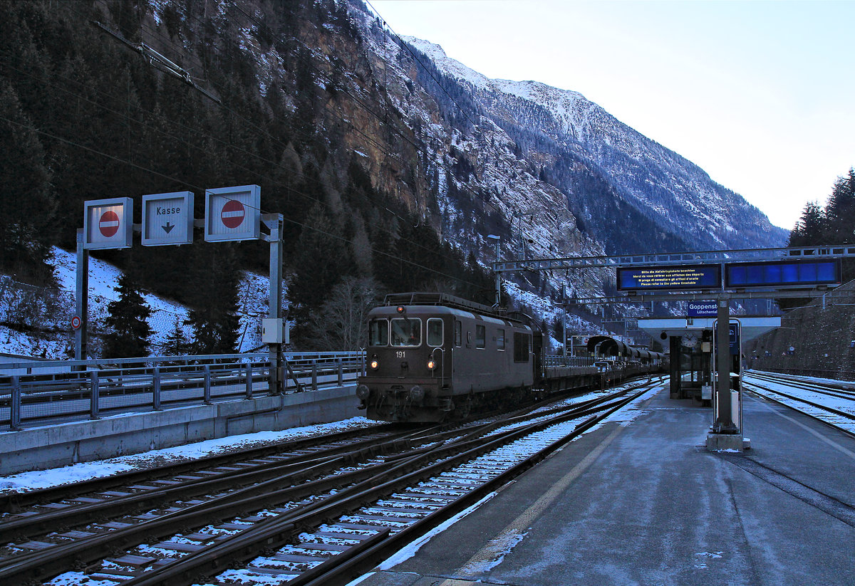 Ein eisiger Morgen in Goppenstein: Bei Temperaturen weit unter 0 fährt BLS Re 4/4 191 mit ihrem Autozug in Richtung Lötschbergtunnel aus. Lok 191 gehört zur letzten Gruppe solcher Loks (190 - 195) aus den Jahren 1982/83. 7.Januar 2021