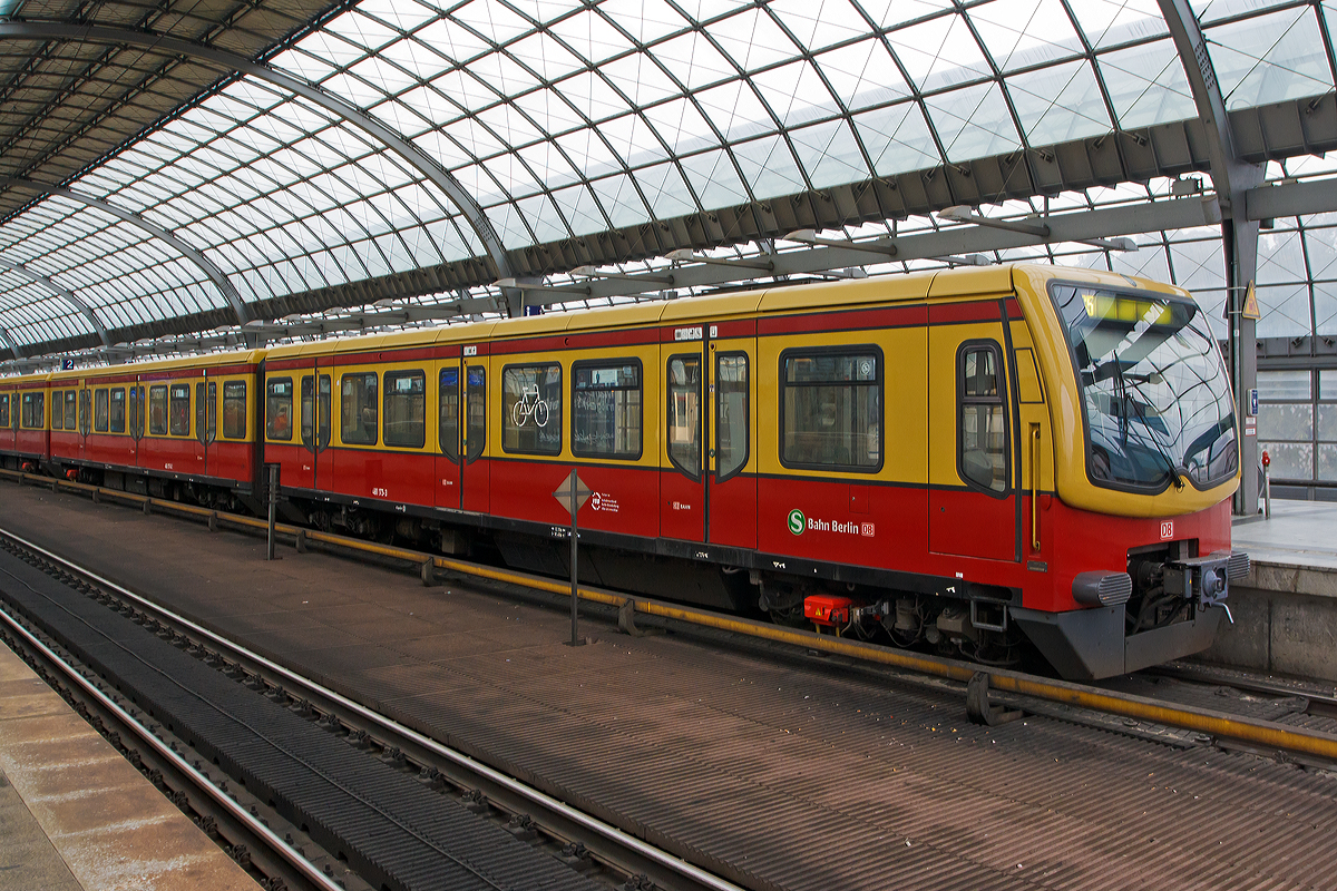 
Ein elektrischer S-Bahn Triebzug der Baureihe 481/482 der S-Bahn Berlin als S5 im Bf Berlin-Spandau am 26.09.2014. Gut kann man hier auch die 750 V Gleichstrom Stromschiene sehen, worüber diese Triebzüge ihre Energie beziehen.