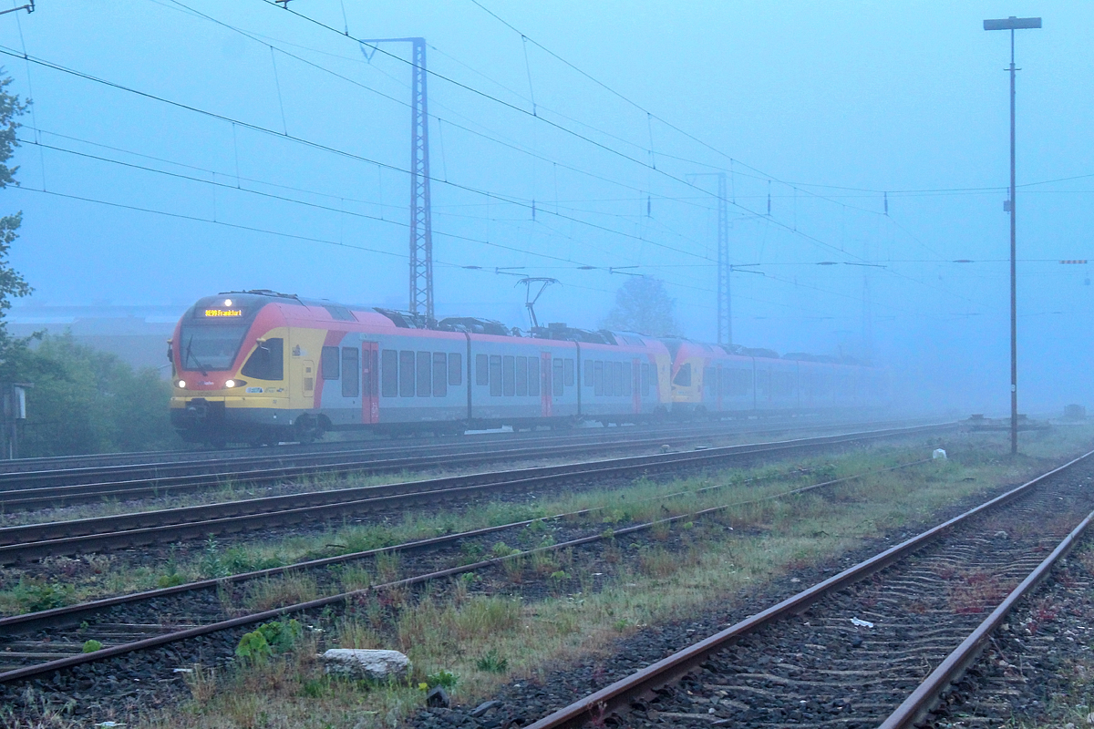 Ein ET 427 und 429 der HLB durchfahren hier am heutigen 11.05.2018 morgens Siegen Ost in Richtung Dillenburg. Der Zug war als RE 99 nach Frankfurt (Main) Hbf unterwegs.