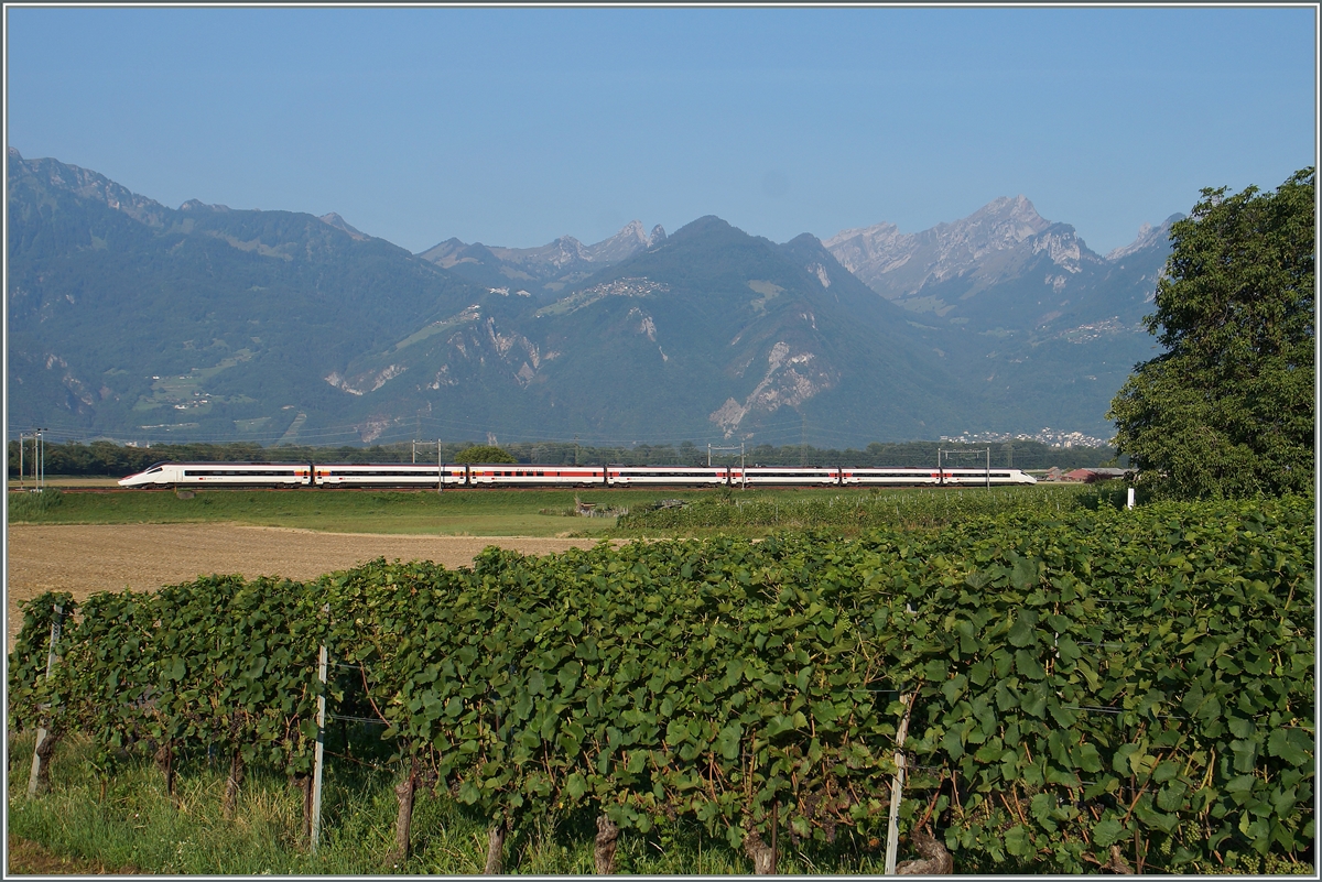 Ein ETR 610 bzw. RABe 503 in ganzer Länge auf seinem Weg nach Venezia in der Nähe von Aigle.
12. August 2015