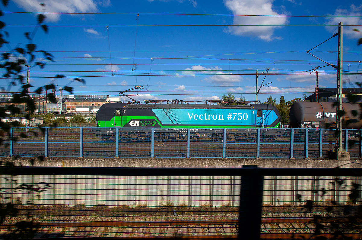 Ein etwas anderes Bahnbild....
Der Vectron #750, die an die RTB CARGO GmbH vermietete Siemens Vectron MS der ELL - European Locomotive Leasing (Wien) 193 756 (91 80 6193 756-4 D-ELOC) fährt am 08.10.2021 mit einem Ethanol-Kesselwagenzug, über die Siegstrecke kommen durch den Bahnhof Troisdorf in Richtung Köln. Aufnahme aus einem Zug heraus.

Die Siemens Vectron MS wurde 2019 von Siemens Mobilitiy in München-Allach unter der Fabriknummer 22683 gebaut und an die ELL, den Vectron Kunden, geliefert. Es war der 750. Vectron der von Siemens gebaut wurde.