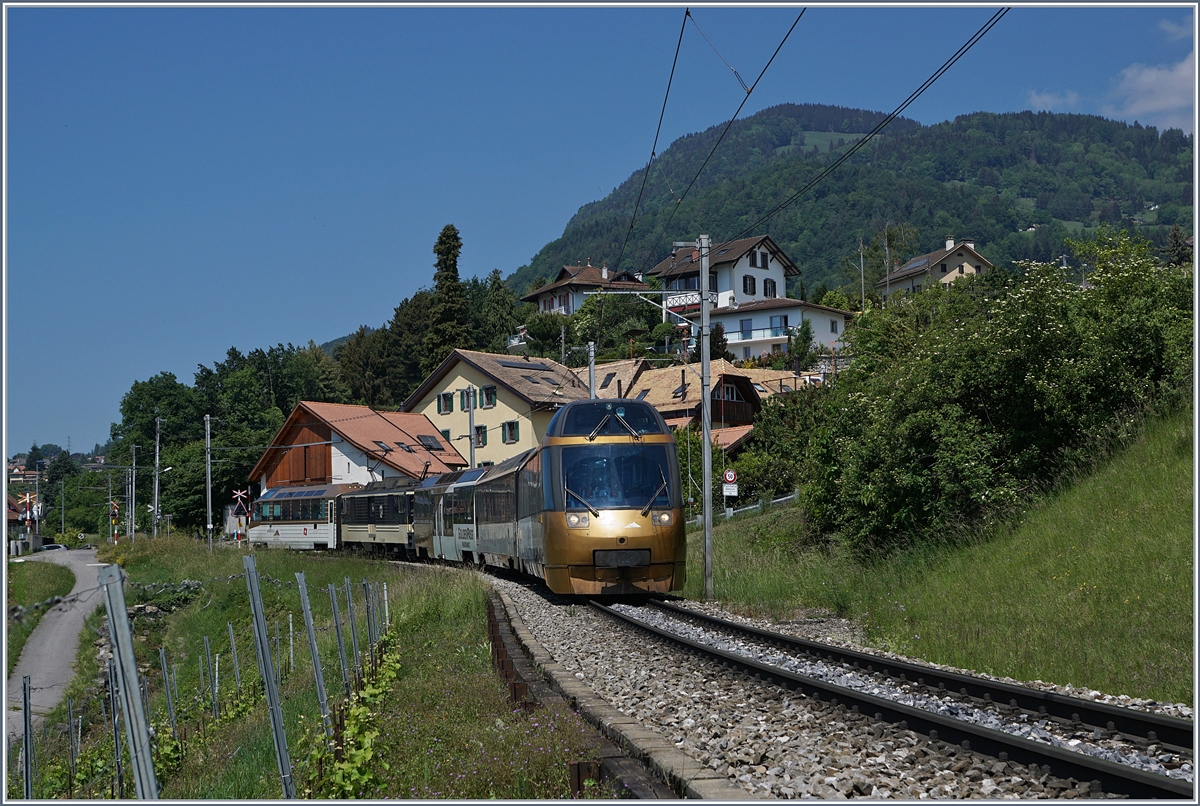 Ein etwas gekürzter MOB GoldenPass Panoramic mit den beiden noch mit der  alten  Kupplung versehenen Steuerwagen bei Planchamp auf der Fahrt Richtung Montreux.

18. Mai 2020

