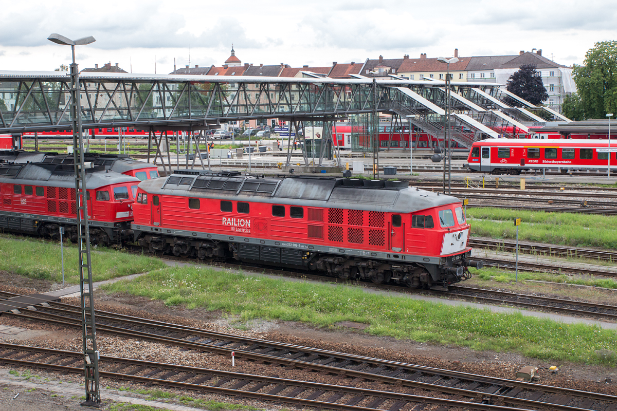 Ein Exot in Mühldorf stellt die niederlande-taugliche 232 906-8 (ex 234 504-9) dar. Sie und weitere 232/233 vertreten die nächste Zeit im Umbau befindliche 247/266.4.
Mühldorf am 20.08.14