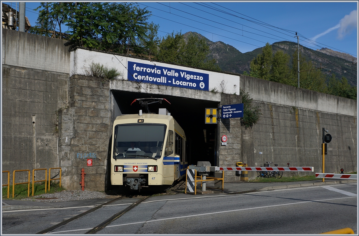 Ein FART CEX  Centovalli Express  verlässt den unterirdischen Bahnhof von Domodossola und macht sich auf den wunderschöne Weg nach Locarno.
18. Sept. 2017 
