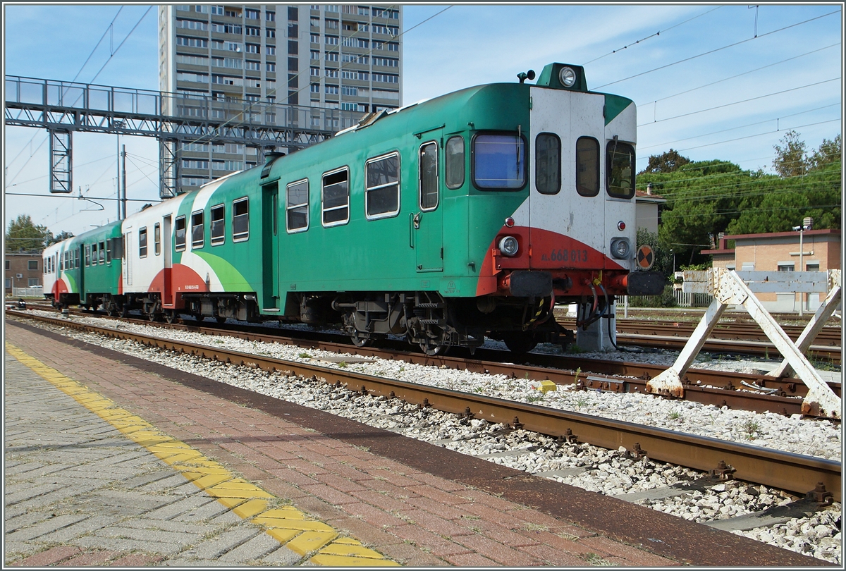 Ein FER Dieseltreibwagenzug bestehend aus ALn 668 013 und Ln 880 023 in Rimini 17. Sept. 2014