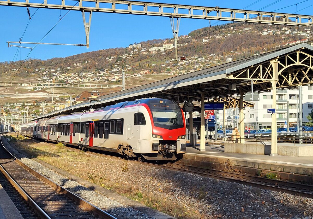Ein  Fernverkehrs  SBB RABe 523.5 und ein  alter   Flirt bilden den R3 von Vallorbe nach St-Maurice, hier beim Halt in Vevey.
25 . November 2024