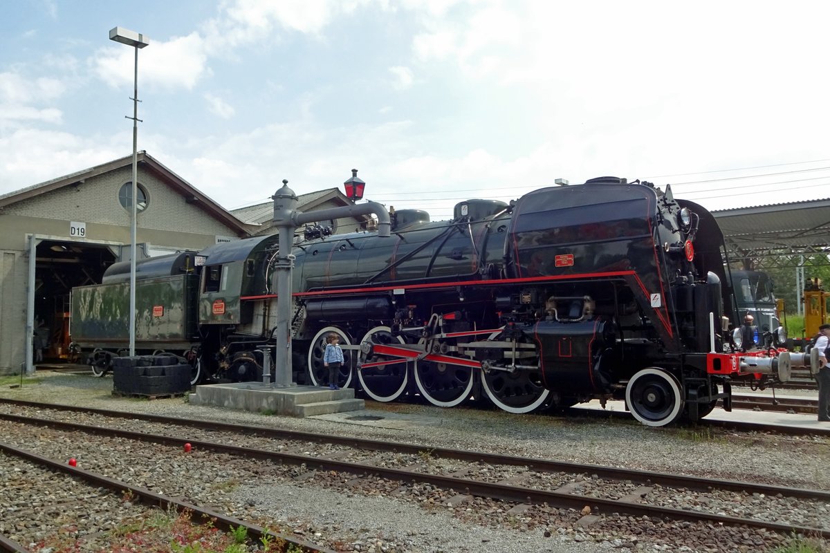 Ein Fransösischer Dampflok in Deutsschsprachich Schweiz: 141 R 1244 in Brugg AG am 25 Mai 2019. Sie ist eine von 1340 in 1944 gebaute Dampfloks von SNCF bestelt um das zerstörter Lokpark buchstäblich wieder aufs Gleis zu setzen.