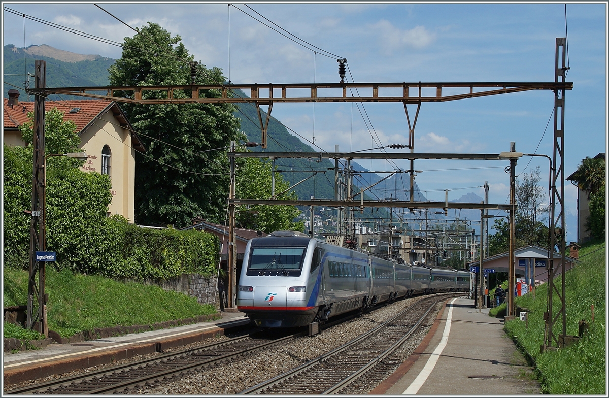Ein FS ETR 470 als EC 17 von Zürich nach Milano bei der Durchfahrt in Lugano Paradiso. 
5. Mai 2014