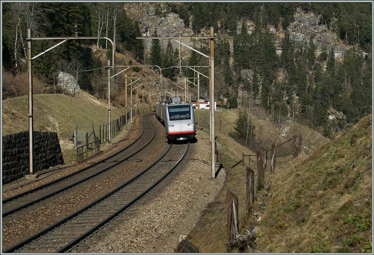 Ein FS ETR 470 erreicht in Kürze die Obere Entschigtal Galerie. 
14. März 2014