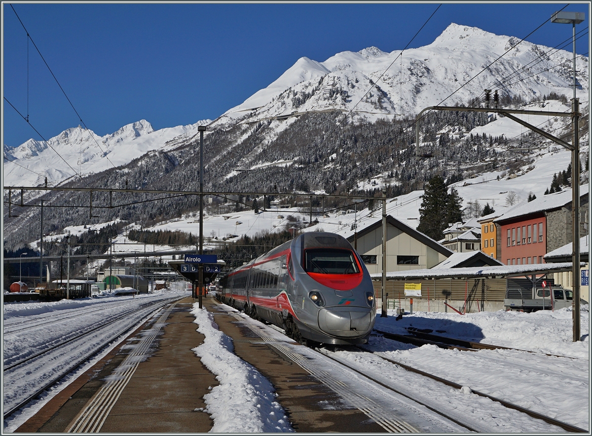 Ein FS ETR 610 als EC 15 von Zürich nach Milano bei der Durchfahrt in Airolo.
11. Feb. 2016