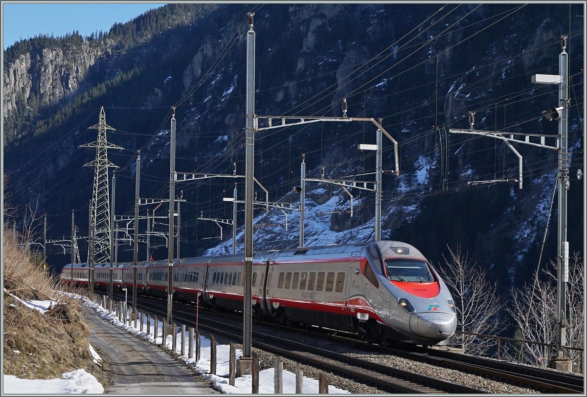 Ein FS Trenitalia ETR 610 erreicht als EC 153 von Luzern nach Milano den Bahnhof Göschenen.
17. März 2016