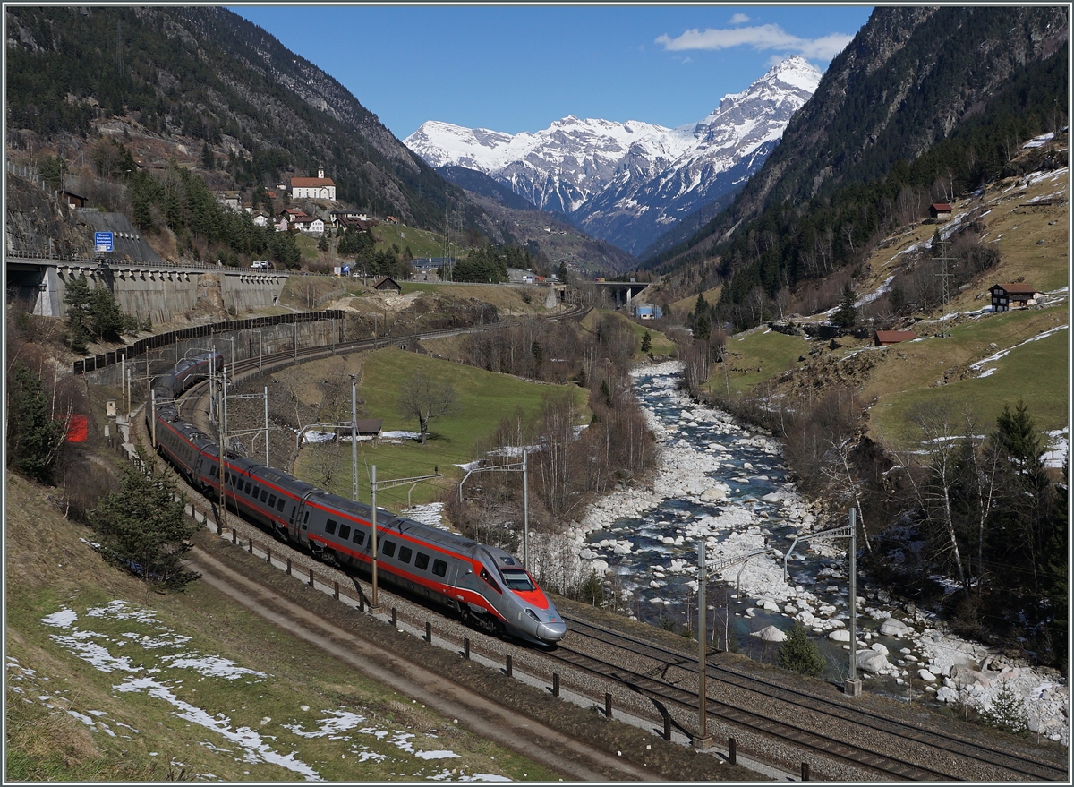 Ein FS Trenitalia ETR 610 als EC 14 von Milano nach Zürich bei Wassen auf der untersten Ebene.
17. März 2016