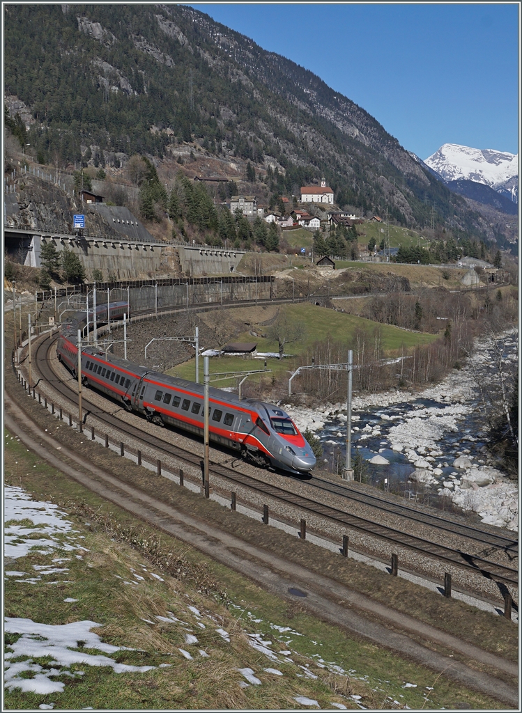 Ein FS Trenitalia ETR 610 als EC 17 von Zürich nach Milno in der Wattinger-Kurve bei Wassen.
17. März 2016