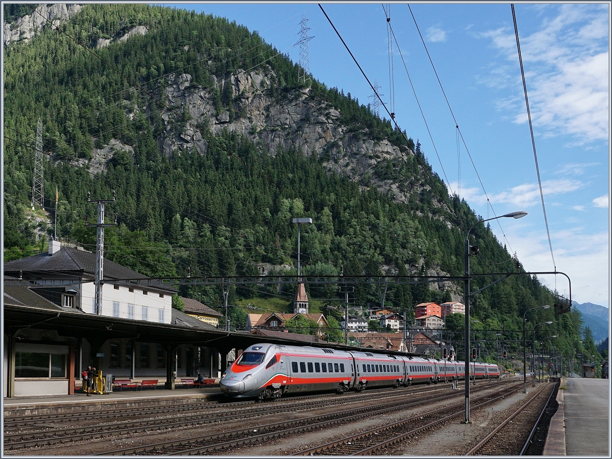 Ein FS Trenitalia ETR 610 als EC 153 von Luzern nach Milano bei der Durchfahrt in Göschenen.
28. Juli 2016