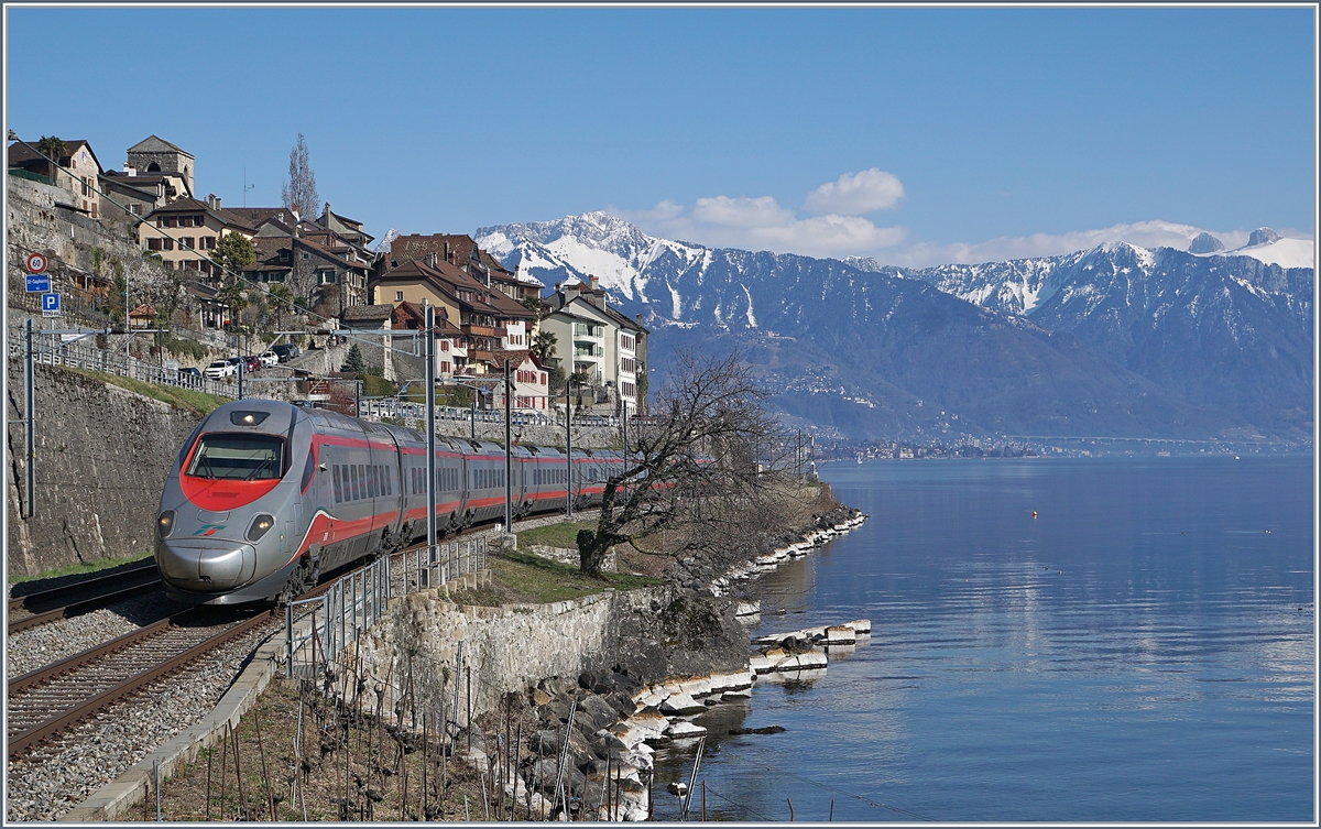 Ein FS Trenitalia ETR 610 ist kurz nach Rivaz als EC auf dem Weg nach Genève. 

24. März 2018