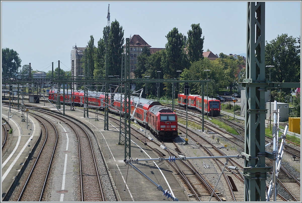 Ein (Gegenlicht)-Blick über den Bahnhof von Lindau Insel mit dem aus Stuttgart einfahrendne  IRE. 

14. Aug. 2021