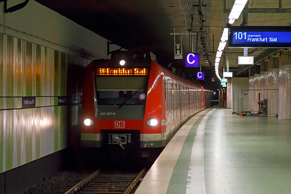 
Ein groer Teil der S-Bahnen durch Frankfurt am Main verluft unterirdisch....
Hier fahren am 28.02.2015 zwei gekoppelte ET der Baureihe 423 der   S-Bahn Rhein-Main (423 327-6 und weiterer), als S6 Friedberg (Hess) - Frankfurt (Main) Sd, auf Gleis 101 in den Bahnhof  Frankfurt (Main) Hbf tief ein.
