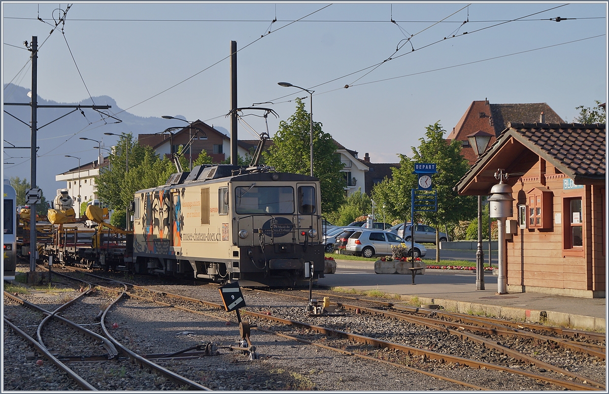 Ein Güterzug (Dienstzug) verlässt Blonay Richtung Chamby mit der schiebenden MOB GDe 4/4 6001. Hinweis Fotostanort: Bahnsteigende Gleis 2/3.

7. Juni 2019