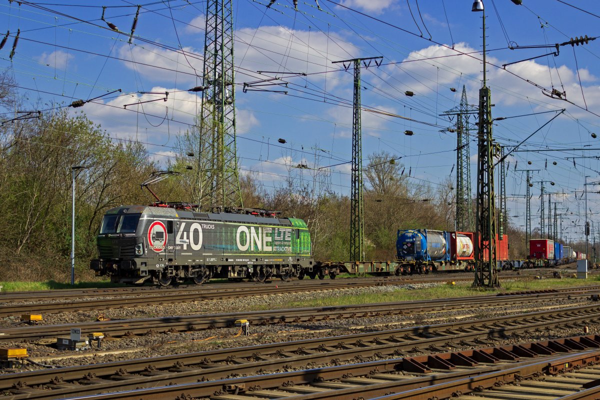 Ein Gterzug ersetzt bis zu 40 LKW-Fahrten. Diese Botschaft trgt 193 957, die am 05.04.23 die Autobahn A3 von LKW-Verkehr entlastete, indem sie einen Containerzug in Richtung Norden befrderte.