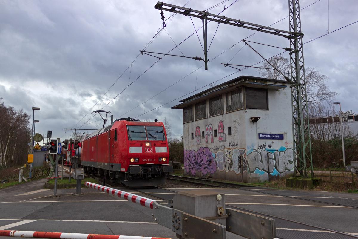 Ein G�terzug mit 185 169 an der Spitze durchf�hrt am 18.02.2020 Bochum-Riemke. Auf dem Weg ins n�rdliche Ruhrgebiet wird der Zug in wenigen Augenblicken das Stadtgebiet von Herne erreichen.