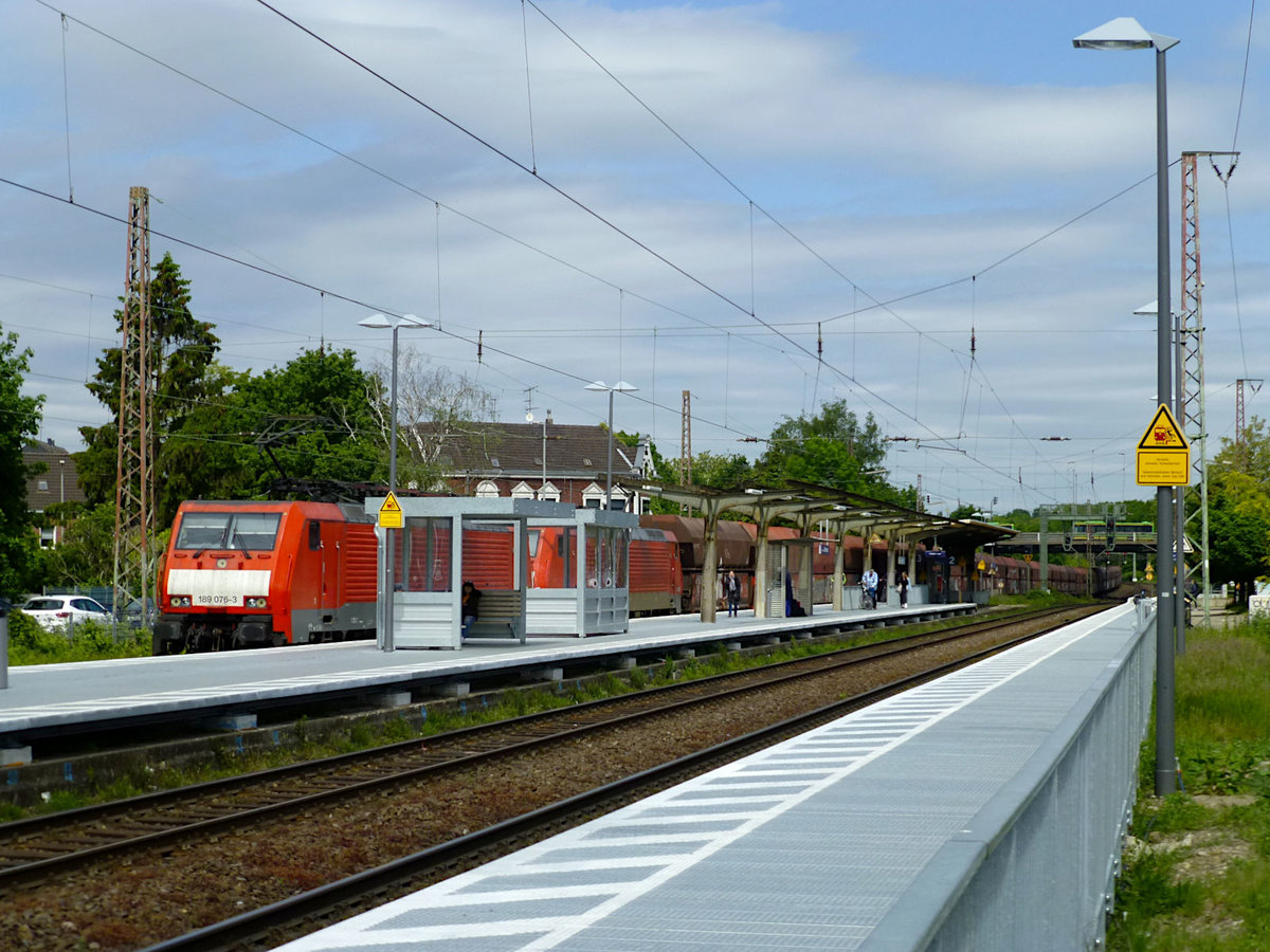 Ein Güterzug mit 189 076 vorne und 189 077 dahinter fährt am 16. Mai 2019 in OB-Sterkrade auf die Seite, um sich überholen zu lassen. Auch im Bild: Ein Bus der STOAG.